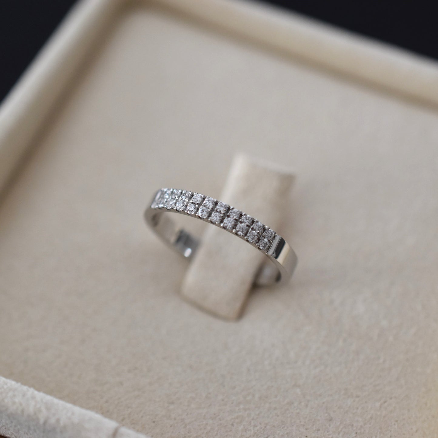 Zlati prstan z diamanti ETERNITY iz belega zlata, art. DNR900