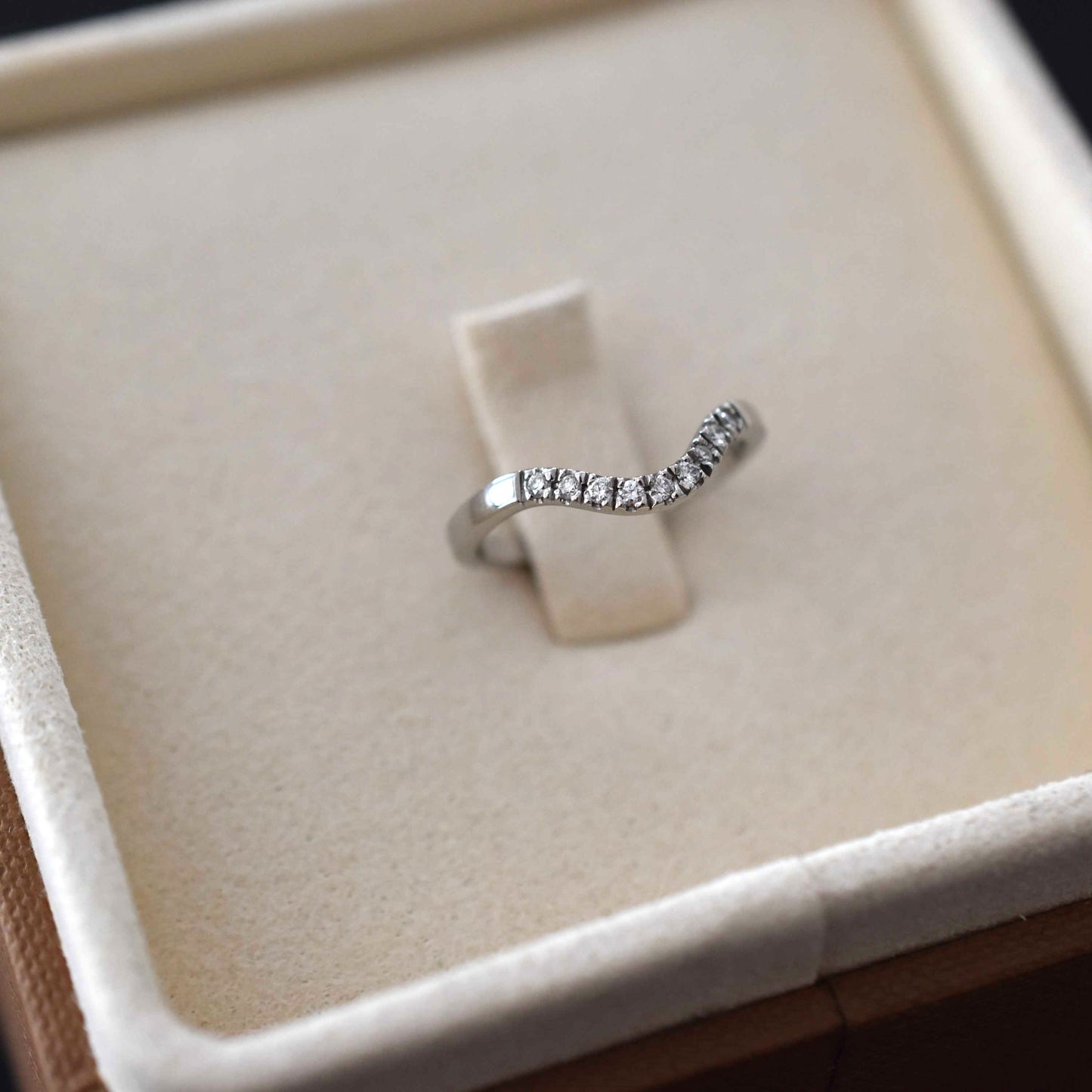 Zlati prstan STACKING RING z diamanti iz belega zlata, art. DNR650