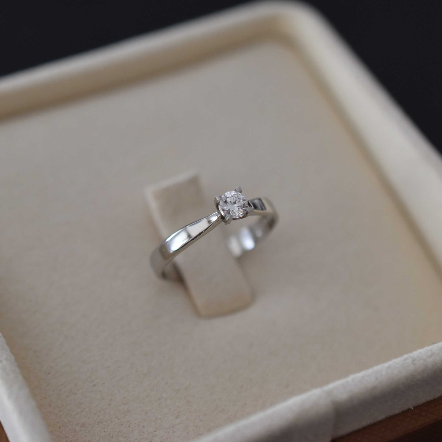 Zlati prstan SOLITAIRE z diamanti iz belega zlata, art. DNR990