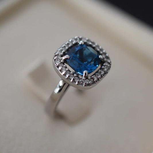 Zlati prstan z diamanti in topazom HALO, art. DNR1800
