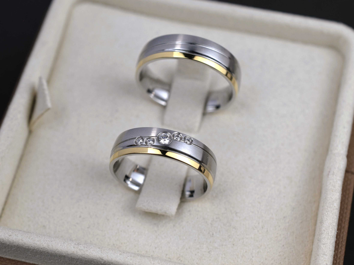 Zlati poročni prstani, belo in rumeno zlato