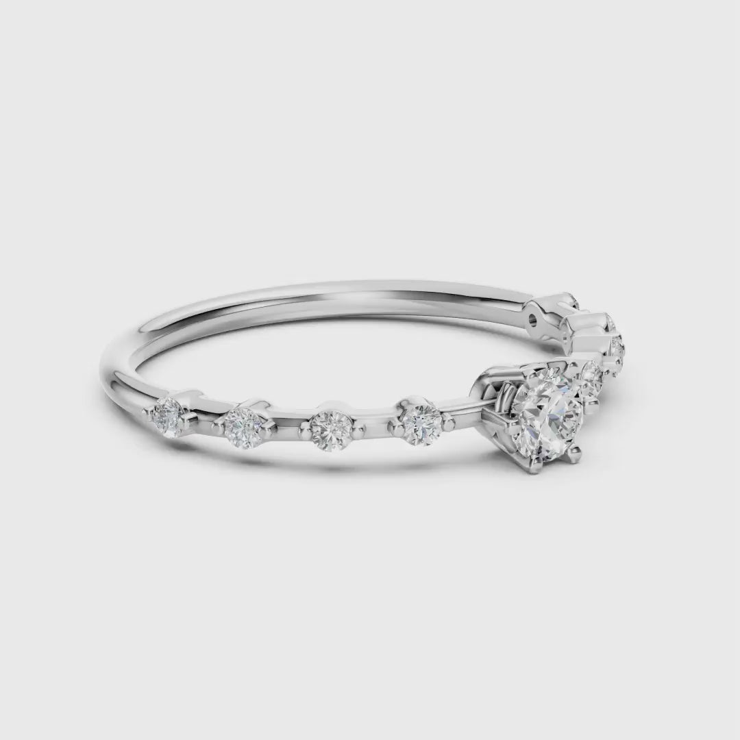 Zaročni prstan iz belega zlata z okroglim naravnim diamantom in stranskimi diamanti