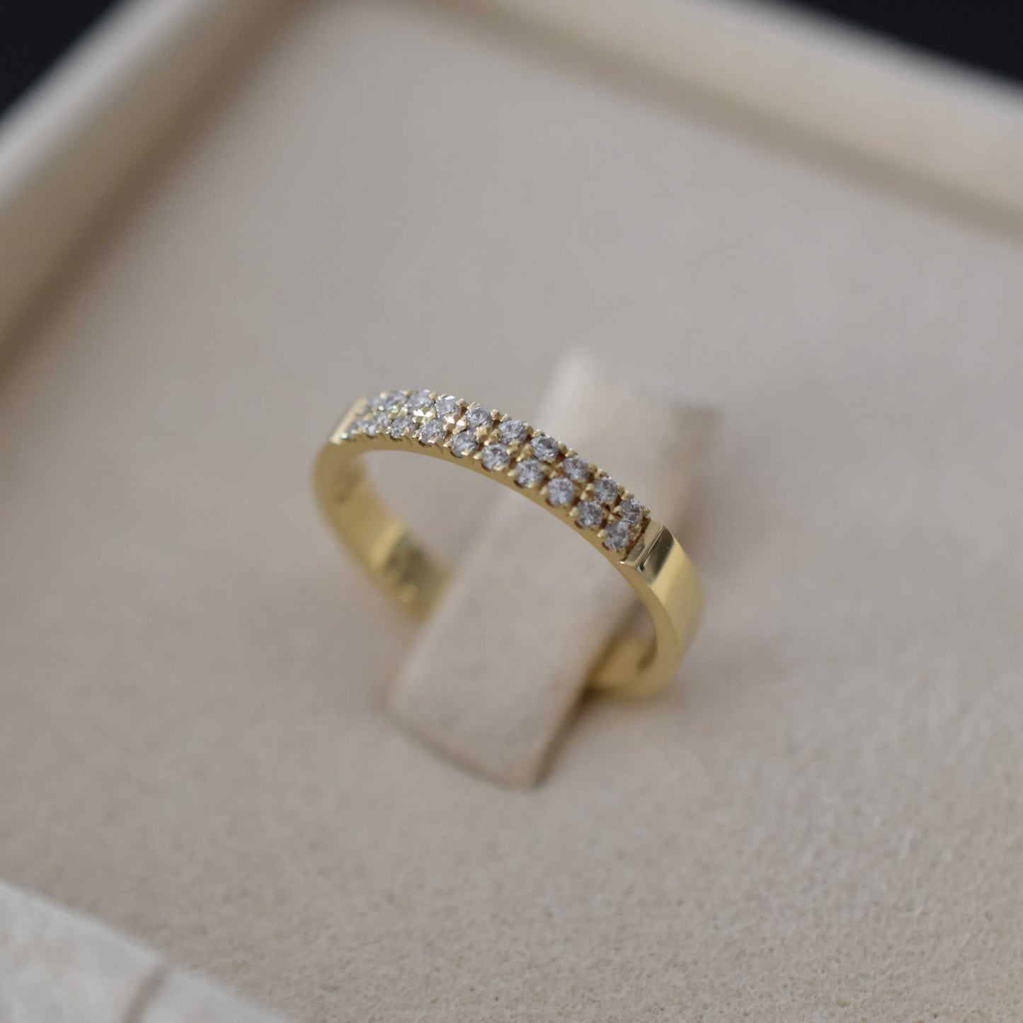 diamantni prstan iz rumenega zlata