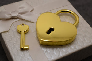 Ključavnica ljubezni SRCE z gravuro - zlata barva
