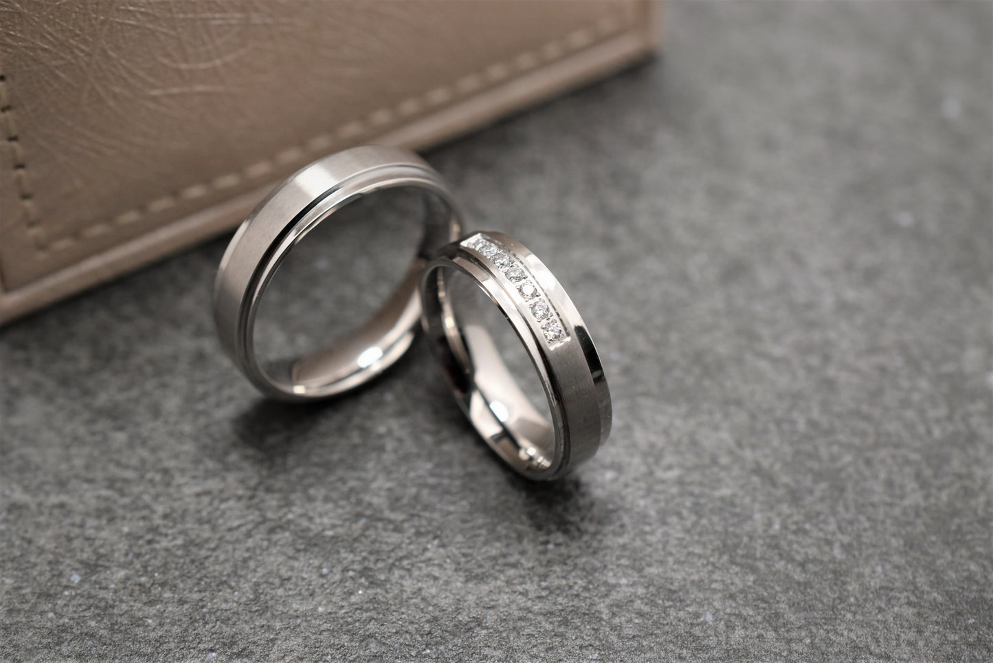 Jekleni poročni prstani JP105